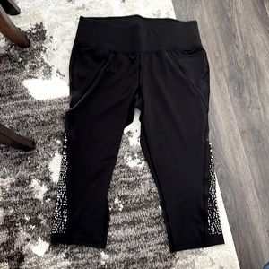 LIVI Active by Lane Bryant Calf Length Spandex Leggings